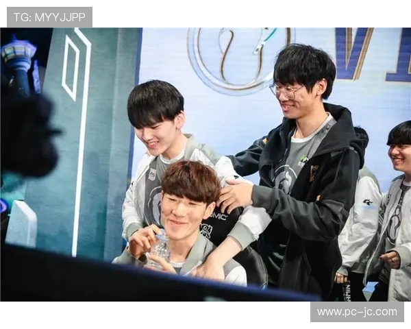 全明星后台老友重逢，TheShy、Rookie与JackeyLove合影留念